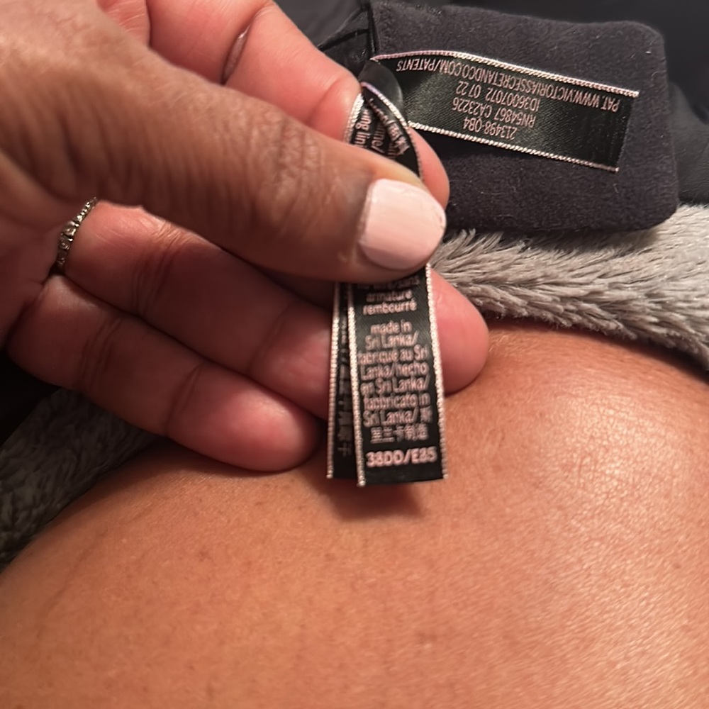 Victoria’s Secret bra with built-in padding, 38 DD - Picture 5 of 7